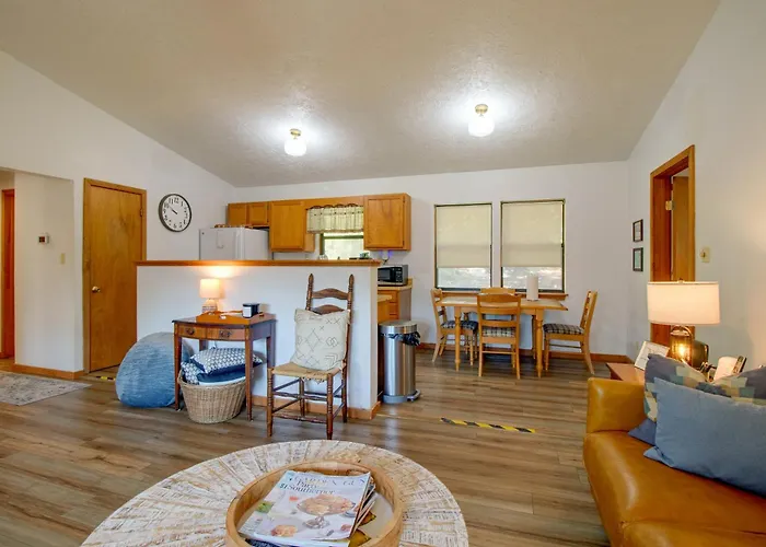 Walk To White River: Home W/ Deck In Flippin!