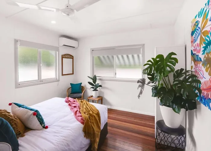 Tropicana Bungalow - Retro Getaway