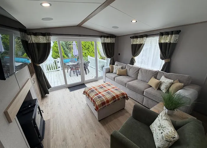 Lakeside Retreat 1 With Hot Tub, Private Fishing Peg Situated At Tattershall Lakes Country Park
