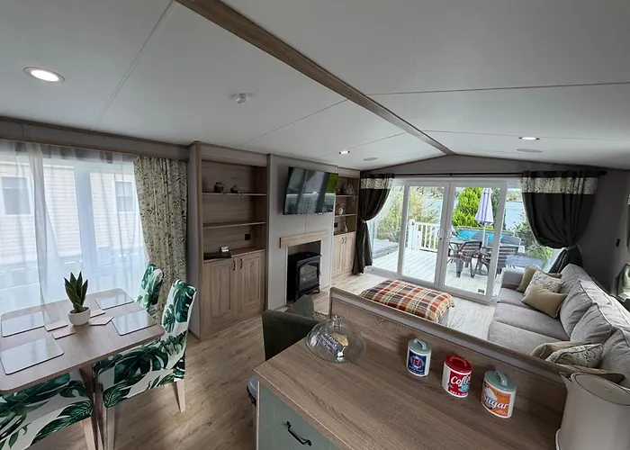 Lakeside Retreat 1 With Hot Tub, Private Fishing Peg Situated At Tattershall Lakes Country Park