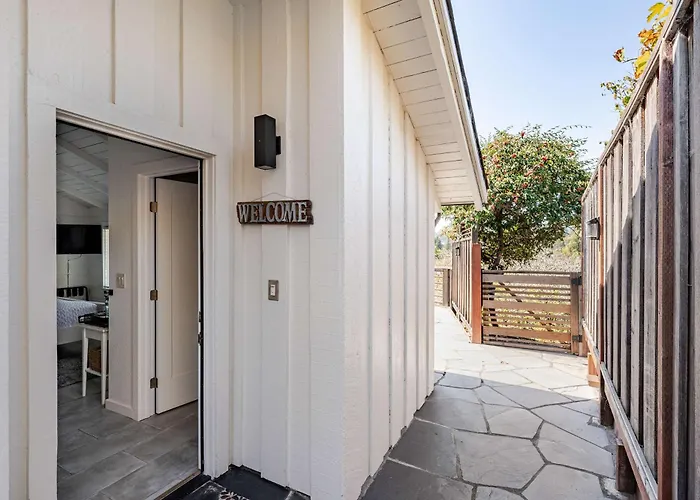The Midtown Cottage- W/ Private Entrance And Views