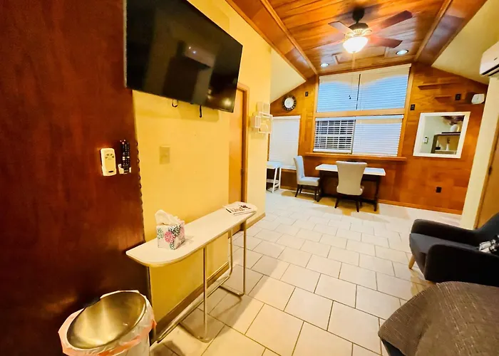 Beaver Lake Studio - King Size Bed And Lake View
