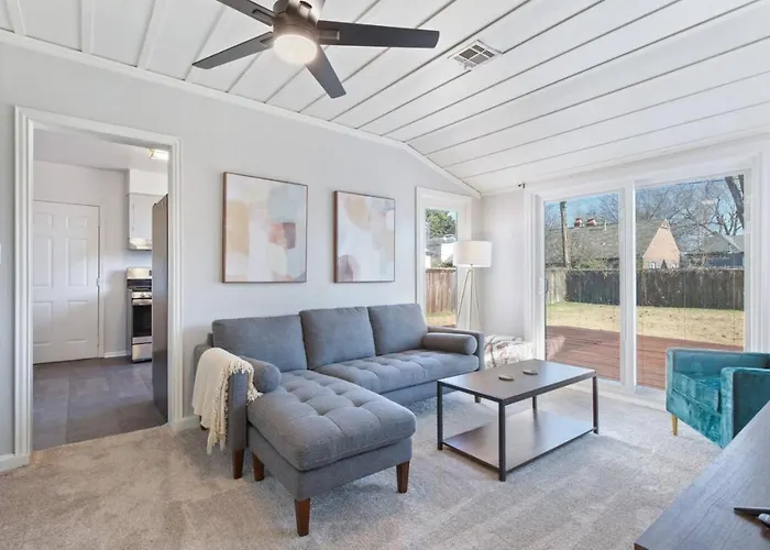 Vintage Chic Cottage - King Bed & Large Deck