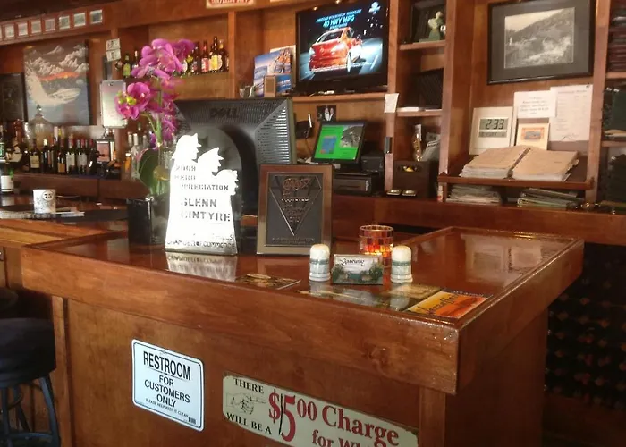 The Gateway Restaurant & Lodge