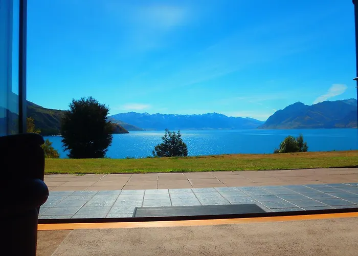 Lakefront Bellevue Lake Hawea Wanaka