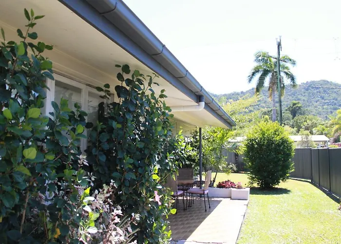 Edge Hill Green Oasis: Central Cairns Retreat