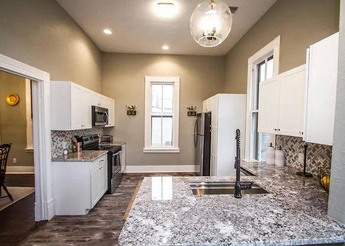 Wyoming St Restored Historic 2Br/1Ba Downtown