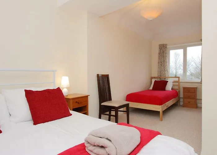 Large Cosy House Ideal For Corporate Lets