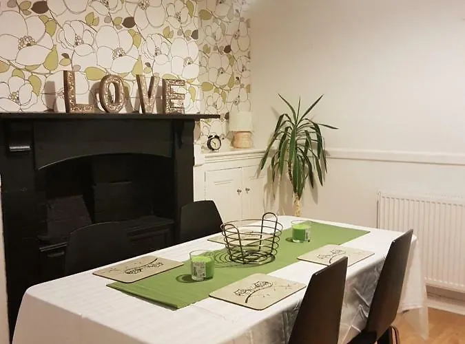 Tynant House- Cosy 3 Bed House- Near City Centre And Free Parking