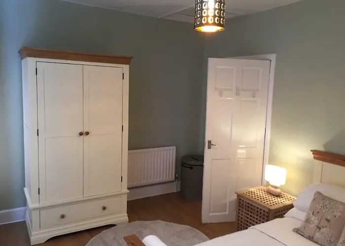 Tynant House- Cosy 3 Bed House- Near City Centre And Free Parking