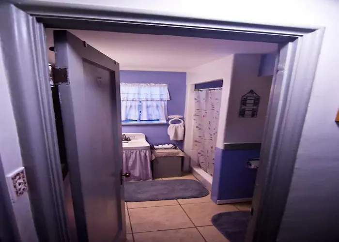 Cozy Muir Cottage - In Town - Pet Friendly