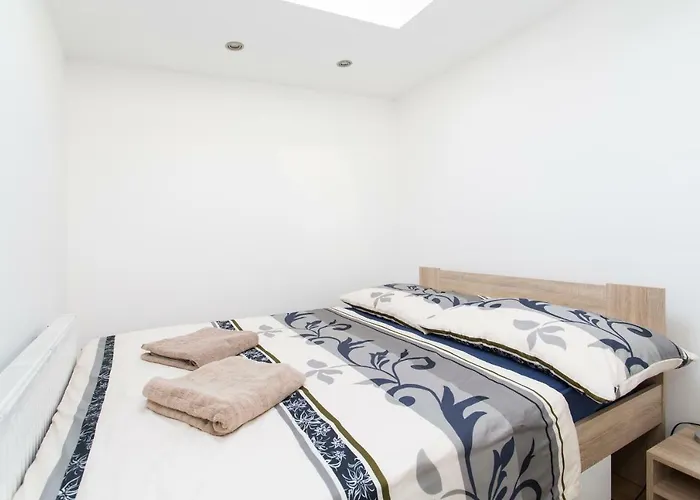 Villa Small House With Parking Prag