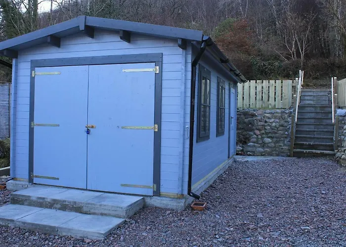 Arivonie Lochside Cottage