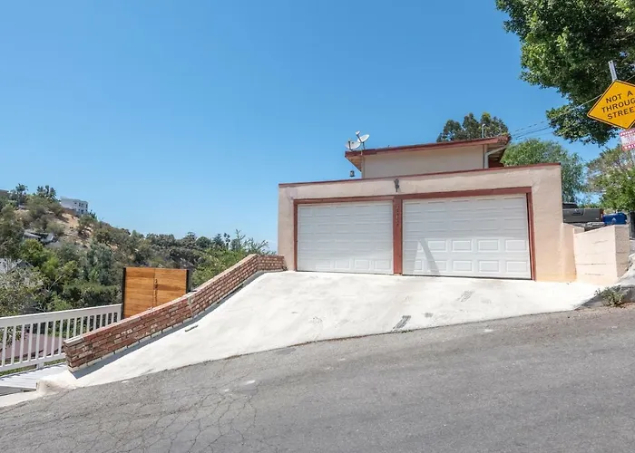 Modern Guest House Nestled In The Hollywood Hills With Huge Deck And Wow Views!