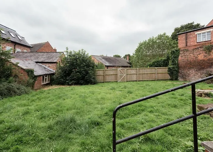 Secret City Courtyard Cottage Within Chester City Walls