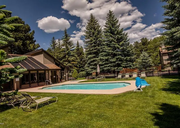 2Br Gated Escape With A Pool And Walk To Dining And Trails