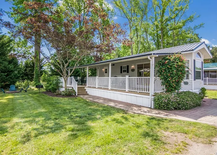 Bethpage Hewick Two-Bedroom Cottage 26