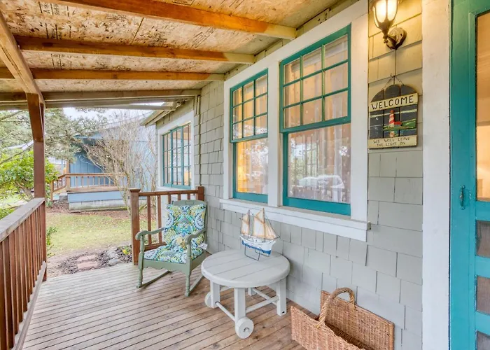 Seaside Classic Cozy Bungalow
