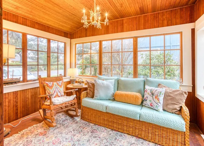 Seaside Classic Cozy Bungalow