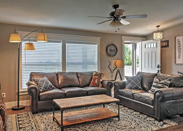 Rustic Chic Home: 10 Mi To Otter Creek State Park!