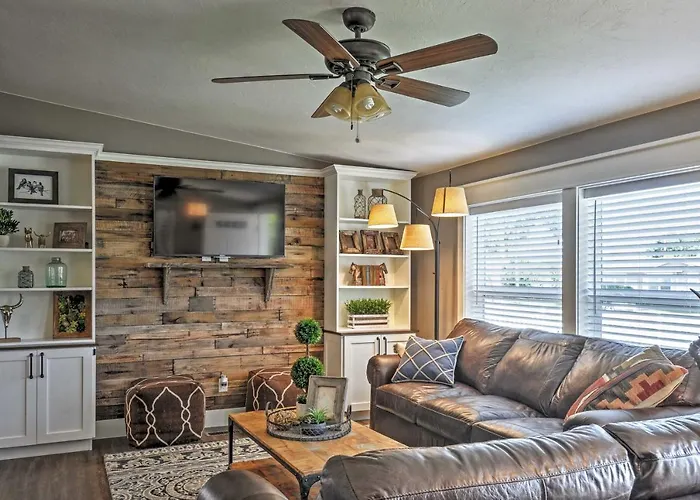 Rustic Chic Home: 10 Mi To Otter Creek State Park!