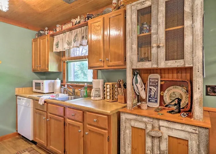 Cozy Pine Mountain Cabin W/ Screened Porch & Yard!