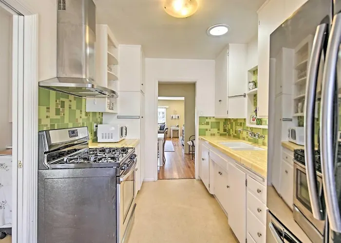 Oceanside Home W/ Yard - Walk To Beach & Pier