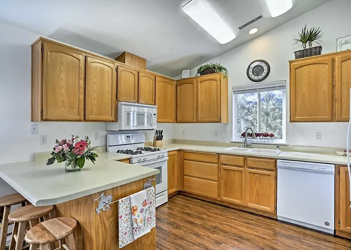 Centrally Located Mt Shasta Home W/ Deck!