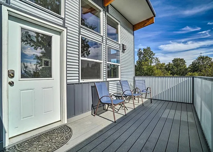 Secluded Getaway W/ Deck, Steps To Fritz Creek!