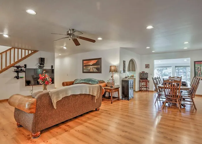 Game Room, Yard, Deck & Fireplace: Lakeside Home