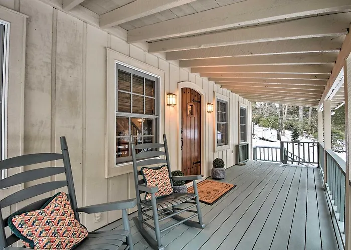 2 Living Areas + Fireplace: Mirror Lake Cottage!
