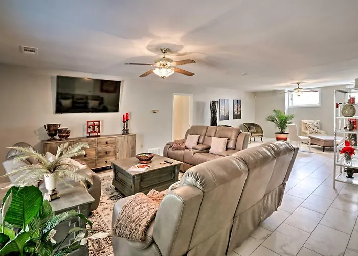 Quiet Memphis Home On 20 Acres 10 Mi To Downtown!