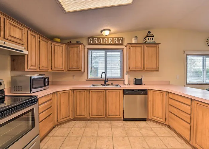 Cute Cottage W/ Deck Walk 115 Ft To Brewery & Cafe