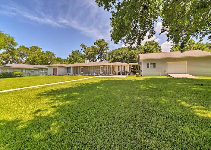 Lakefront Livingston Home W/ Dock, 1 Mi To Launch!