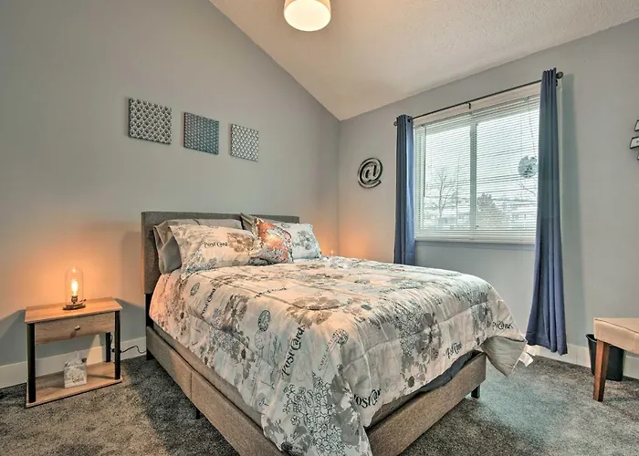 Near Mt Airy Casino: Mount Pocono Condo W/ Balcony