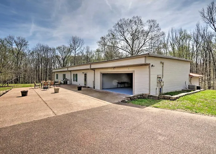 Quiet Memphis Home On 20 Acres 10 Mi To Downtown!