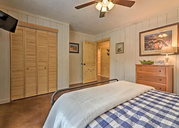 Peaceful Family Cabin On 10 Acres W/ Game Room!