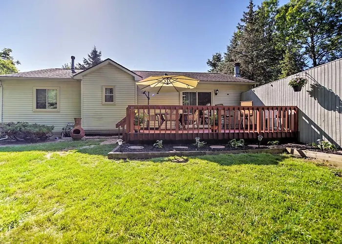 < 2 Mi To The Big House: Family-Friendly Home!