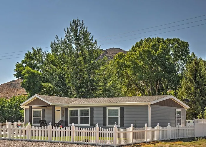 Rustic Chic Home: 10 Mi To Otter Creek State Park!