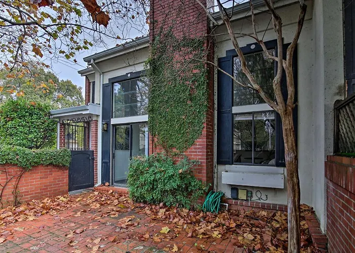 Well-Appointed Condo Across Street From Uc Davis!