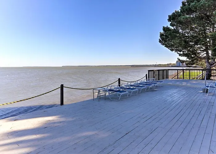 The Shores Condo W/ Beach Access < 2 Mi To Dtwn!