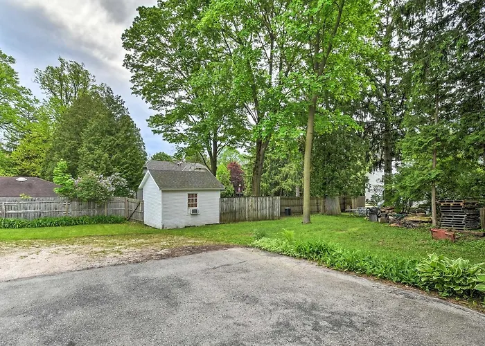 Walkable Lake Elkhart Apt: Dine, Shop, Swim!
